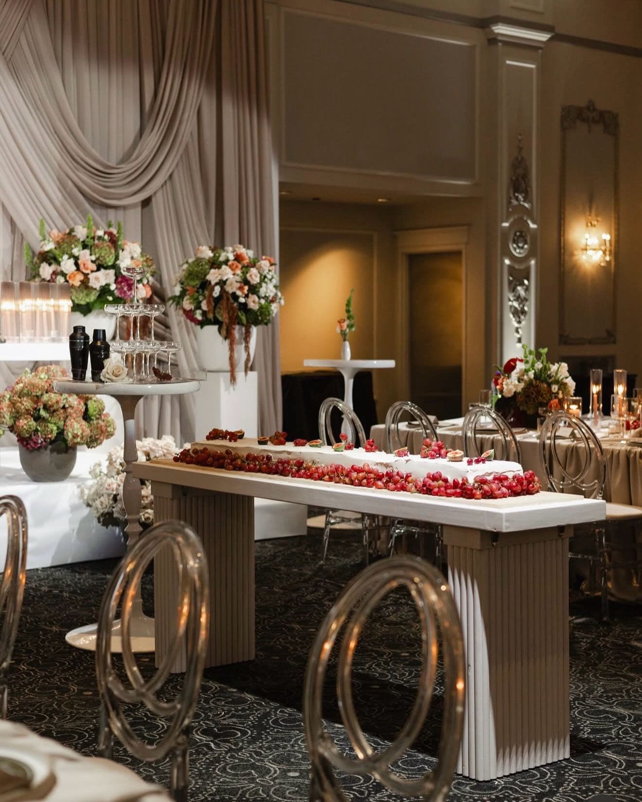 The perfect start to forever. Is inside The Venetian 

@tveproductions 
@purpletreephotography 
@gattoflowers 
@jennaplannedthis 
@detailzfurniturerentals 
@tabletalesinc 
@gattoflowers
@nickogrittaniartistry