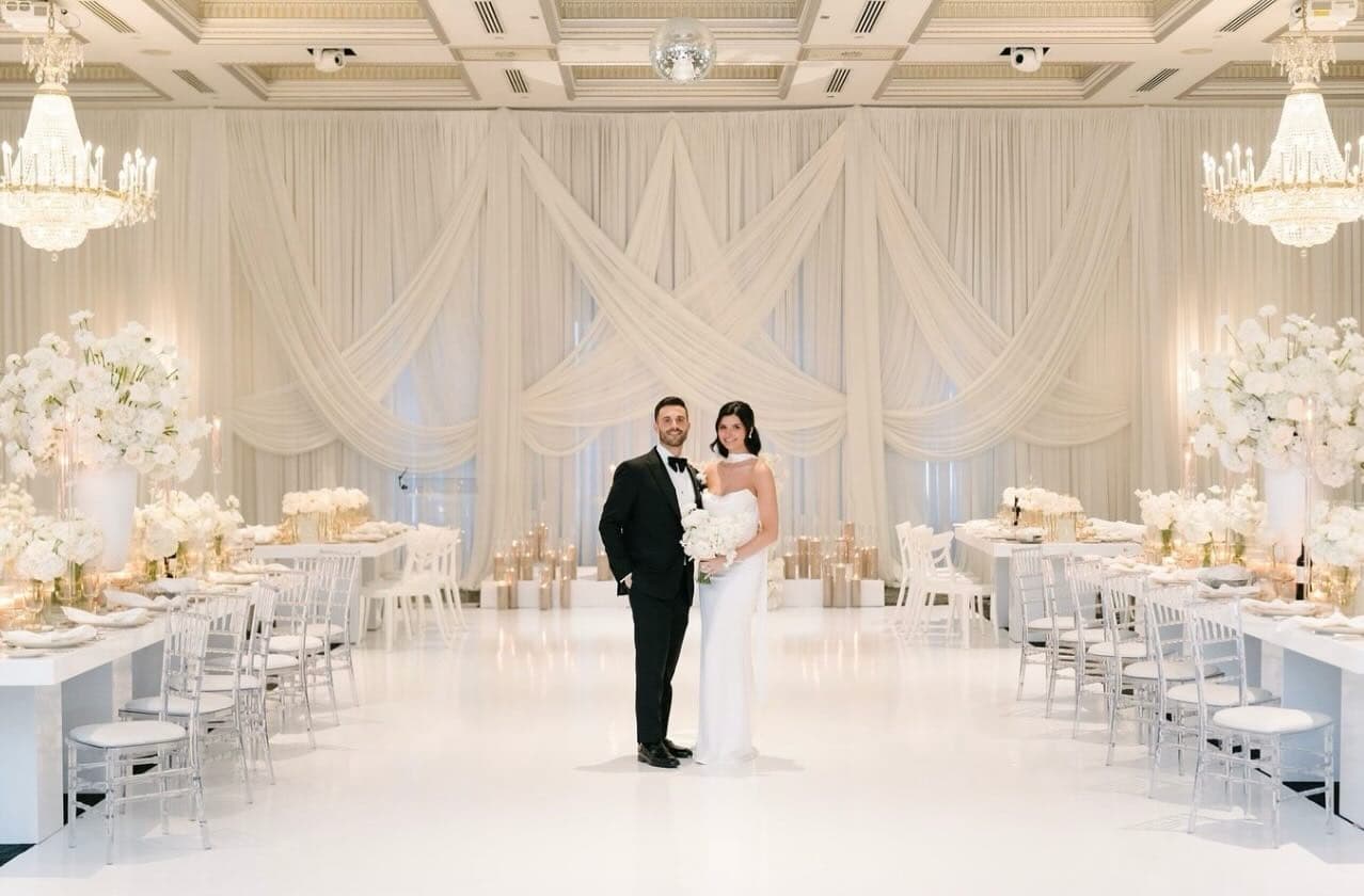 💌
•
•
•
🌸 @preciousflowers_ 
🤍 @rocreativeco 
📸 @mangostudios 
✨ @detailzfurniturerentals 
💗 @tabletalesinc 
🎶 @spindjent 
💌 @enzomercuridesigns 
🍾 @eventgraffiti 
💫 @altinteriors.ca 

#wedding #weddingday #weddinglook