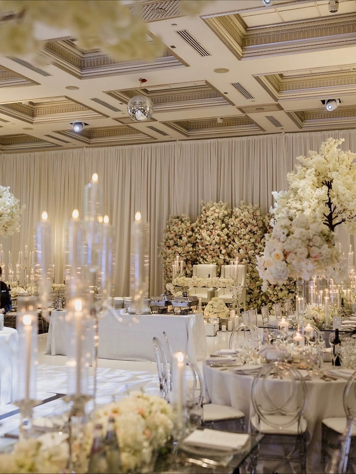 A room full of love ✨
•
•
•
📸- @bkissesandcoppolafilms 
🎥 - @coppolafilms 
🌟 - @venetianbanquetcentre 
🥃 - @cdbartending 
🎶 - @digitalxent 
🌸 - @monalisaflorists 
🤍 - @rightchoicelinen 
✨ - @inkandkeydesigns 
📝 - @claudiaandco_ 
 

#wedding #weddingday #weddingvenueideas #weddingideas #wedding2025