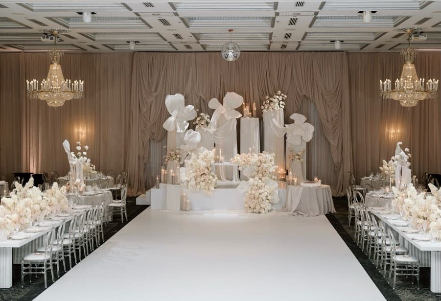 Soft, timeless, and effortlessly romantic 🤍✨
@goldenhourphotoco
@preciousflowers_
@cazaamato
@tabletalesinc
@detailzfurniturerentals
@designsbyqueue
@sk_eventboutique
@a1photobooth.ca
@lil_funky