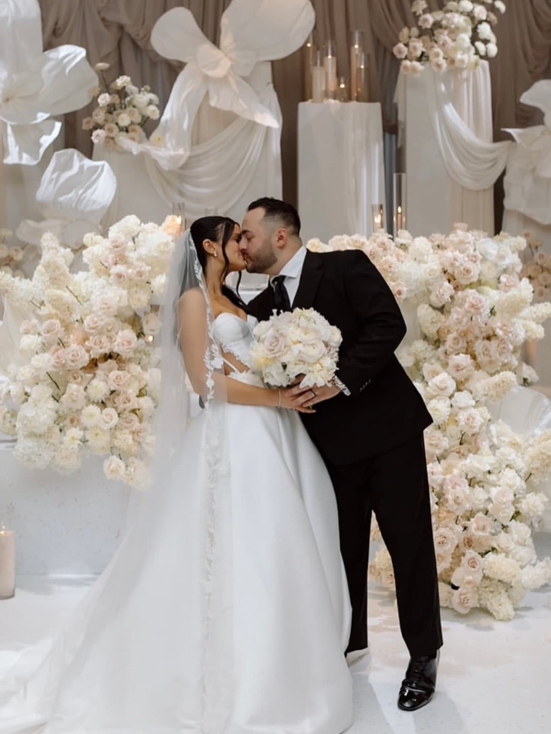 Soft, timeless, and effortlessly romantic 🤍✨
@goldenhourphotoco
@preciousflowers_
@cazaamato
@sk_eventboutique
@designsbyqueue
@lil_funky
@a1photobooth.ca
@detailzfurniturerentals
@tabletalesinc