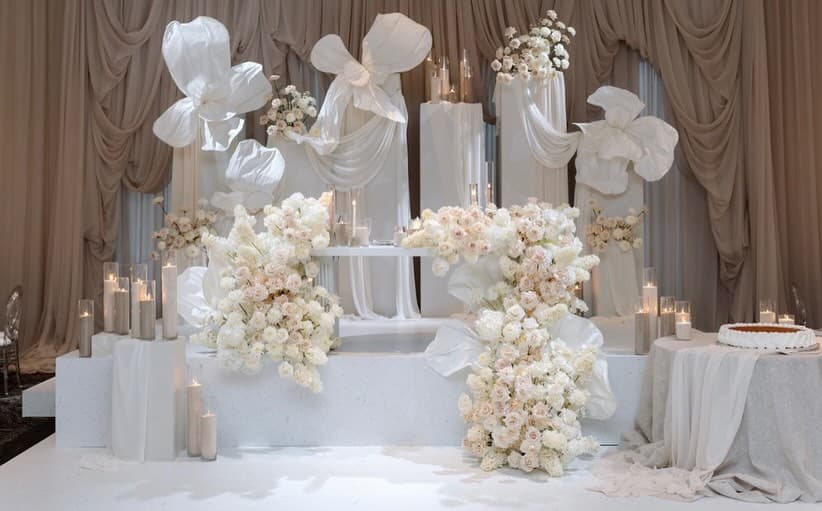Soft, timeless, and effortlessly romantic 🤍✨
@cazaamato
@preciousflowers_
@goldenhourphotoco
@detailzfurniturerentals
@a1photobooth.ca
@lil_funky
@tabletalesinc
@designsbyqueue
@sk_eventboutique